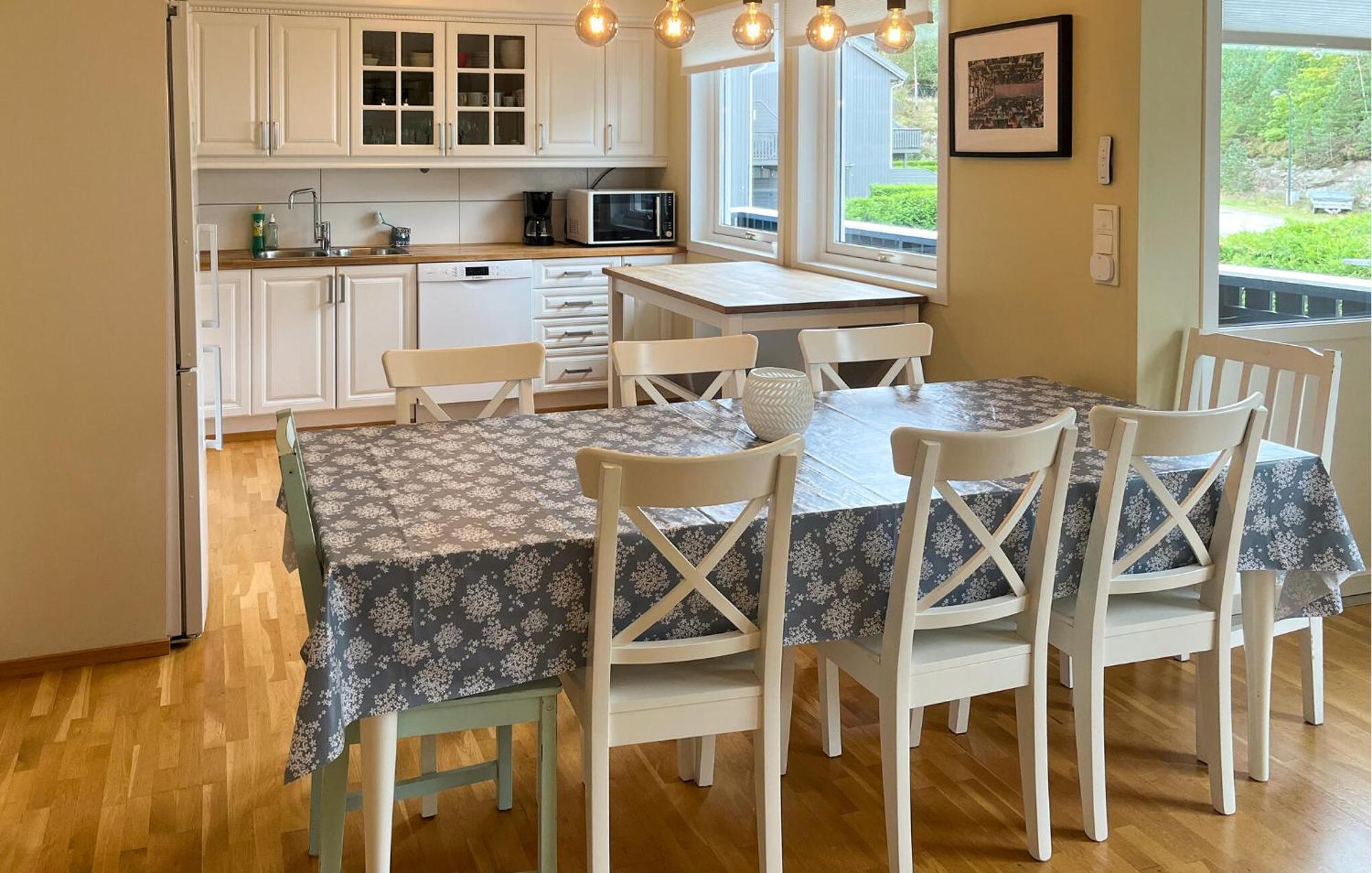 Stunning In S With Kitchen *