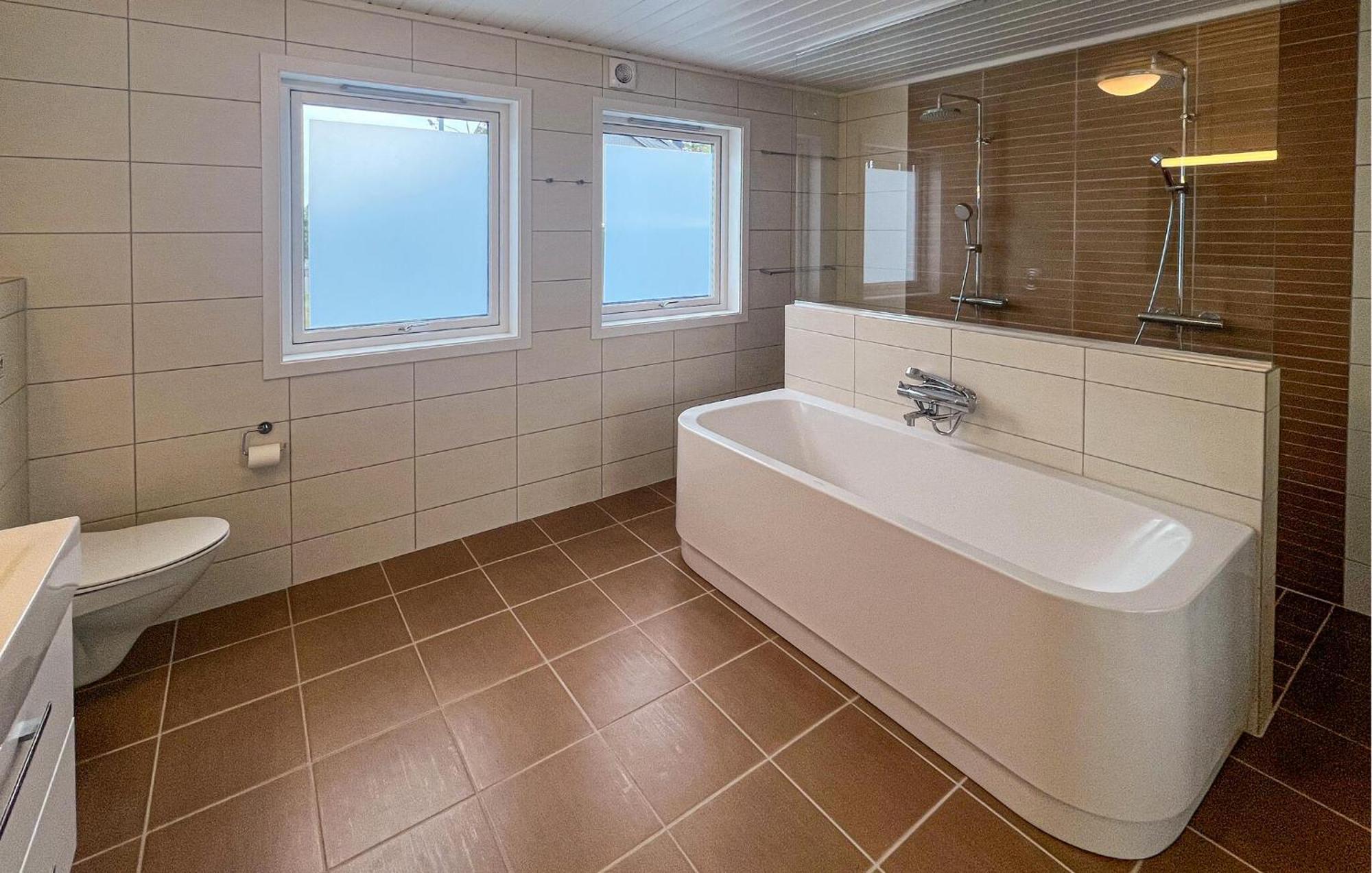 Stunning In S With Kitchen *